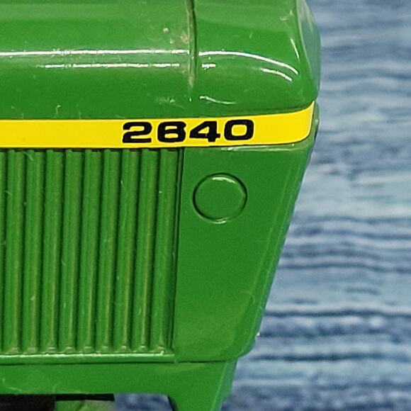 Vintage 1/16 scale Ertl John Deere 2640 diecast tractor w/frontend green/yellow - Picture 3 of 10